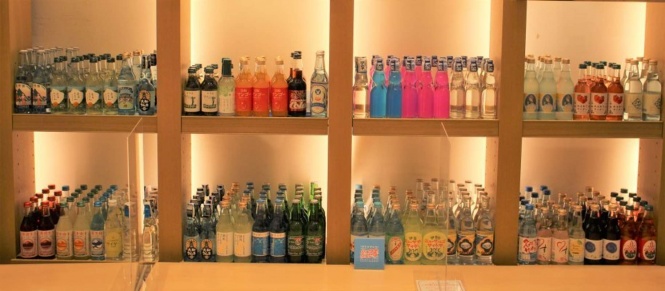 ガラスびん入りのサイダーがズラリ！