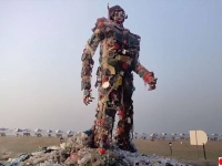 浜辺に出現したプラスチックごみで出来た巨大ロボット