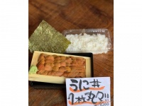 うに１枚にご飯がついている（写真は全て食悦堂提供）