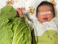 赤ちゃんに可愛い服を着せてたら...　曾祖父母のお土産と〝まさかの2ショット〟成立で11万人もん絶