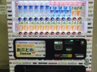 これが「お茶と水だけ」自販機（編集部撮影。以下同じ）