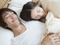 も～冷えちゃうんだってば!!　彼氏と一緒に寝るときのクーラーの温度・4選