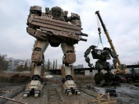 ウクライナの自動車整備士がコツコツと組み立てたロボット