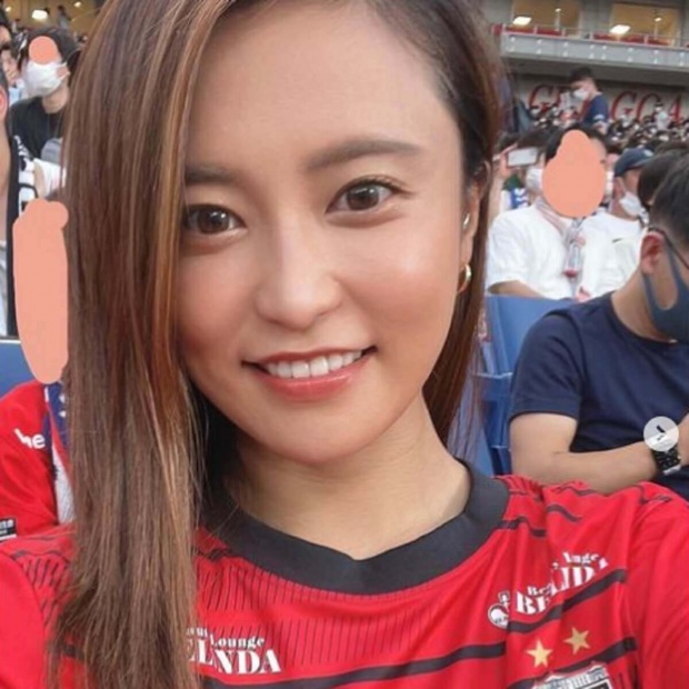 小島瑠璃子、限定ユニでサッカー観戦に猛ツッコミ「またいっちょかみ？」