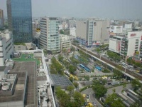 川崎駅東口（Hykw-a4さん撮影 、Wikimedia Commons