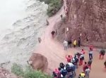 間一髪！！　道路が川の水で削られて・・・まさかの事態に