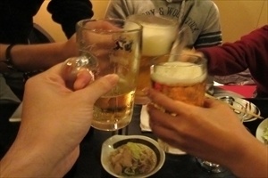 半数以上が「上司・先輩が多めに出すべき」と回答！ 飲み会では「先輩のオゴリ」が当たり前？