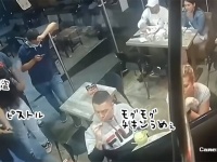チキンうめぇ！強盗に銃を突きつけられてもチキンを食べるのを止めない男