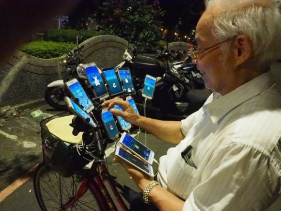 スマホの数は11台。自転車に装着し、ポケモンゲットに全力投球な70歳のおじいちゃん（台湾）