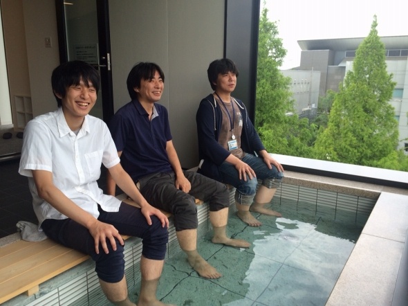 足湯に浸かるエンジニアたち。完全に癒されている。