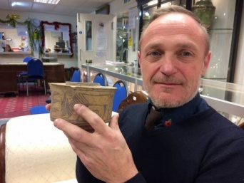 フリーマーケットで購入し歯ブラシ置きとして雑に使っていた陶器、実は4000年前の貴重なものだった（イギリス）