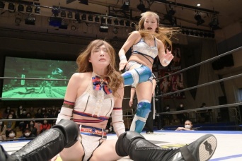 赤井沙希に蹴りを見舞う雪妃真矢