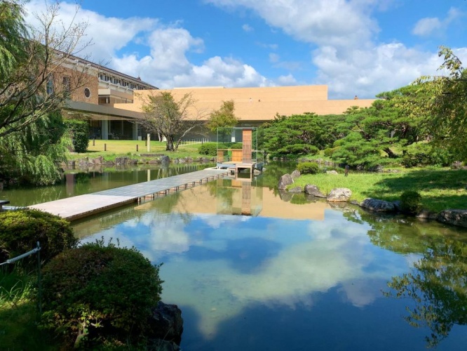 敷地内にはガラスの茶室も（杉本博司『硝子の茶室 聞鳥庵』2014年(C)Hiroshi Sugimoto + N.M.R.L.、画像はinaba＠178akさん提供）
