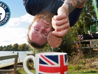 【愛すべきバカ】英国人男性がバンジージャンプで「ビスケットを紅茶に浸す世界ギネス記録」を大幅に更新！