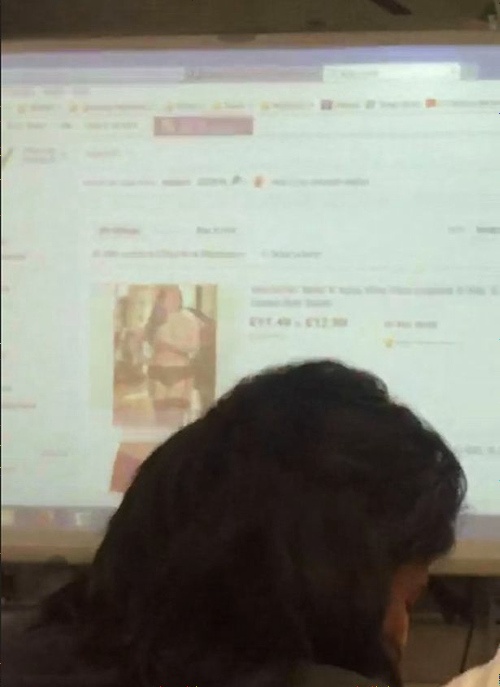 授業中に女性用の下着を物色