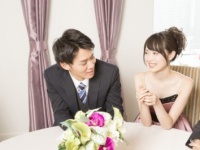 「大人数でいる」or「ひとりでいる」、婚活パーティで男性が話しかけやすい女性はどっち？