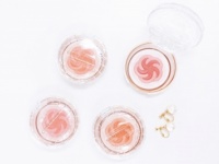 顔色、ぱっと咲き誇る。コフレドール「生ツヤ発色チーク」発売