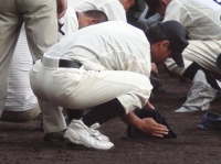 甲子園の土を集める高校球児（DX Broadrecさん撮影、Wikimedia Commonsより）