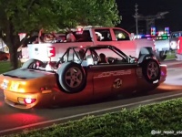上下逆さまの車が公道を走っているだとぅ？