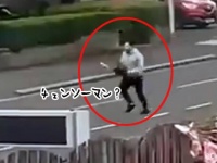 ヤバイやつ発見！チェンソーを持って警察官を追いかける男