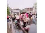 「取り放題だ♪」　軽油を積んだタンクが倒れたところに近隣住民が群がり…