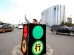 【中国】自ら進んで“人力信号機”となった男性２人組