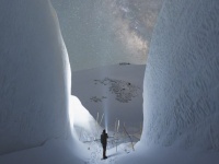 そびえる雪の壁の先には...　富山の写真家が撮影した〝奇跡の1枚〟が2.6万人圧倒「ため息が出るほど美しい」