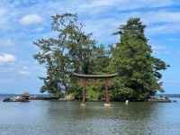 恋路海岸にある弁天島の鳥居（写真はPhotoAC）