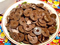 1000倍サイズの〝5円チョコ〟爆誕　デカすぎて「豪縁に恵まれそう」と話題に