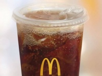 米マクドナルド、ストロー不要のふたを試験的に導入