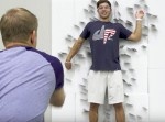 カードを自由自在に的を射止めるマジシャンが超クール！