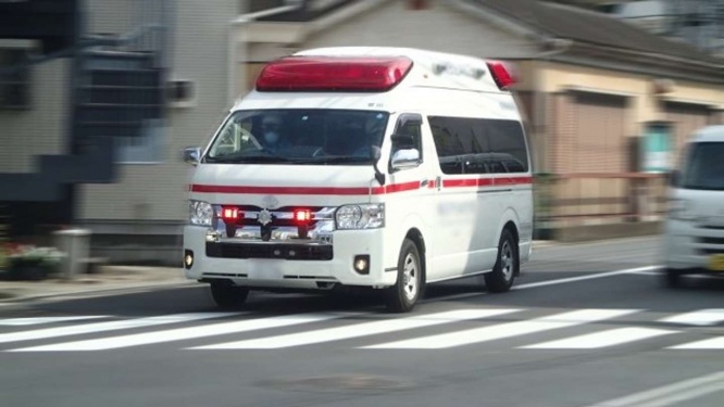 救急車が近付いてきているのに(画像はイメージ)