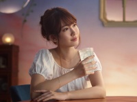 小嶋陽菜さんが魅せる大人の顔