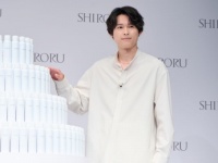 濃密泡の洗顔料とかけて、トークで笑いを誘った松村北斗「SHIRORU」ブランドアンバサダーに就任