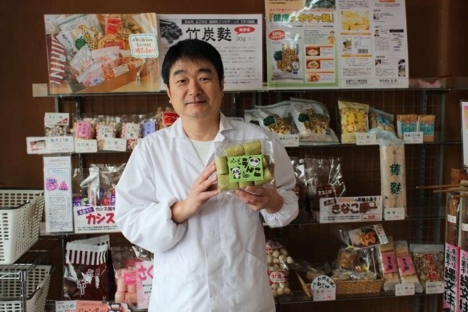 「パンダのうんこ」を持つ、松尾勇悦社長（画像提供：株式会社松尾）