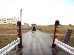 めっちゃ狭いのに… ゴリゴリ車体をこすりながら無理矢理通るトラック。