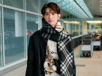 向井康⼆(Snow Man) ロンドンへ出発！　【バーバリー 2026春夏コレクション】を纏い…　羽田空港に登場！！