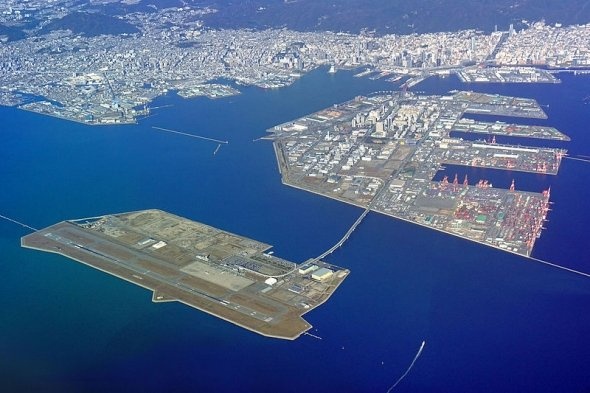 神戸市中心部へのアクセスの良さも神戸空港のメリットだが...（Mass Ave 975さん撮影、Wikimedia Commonsより）