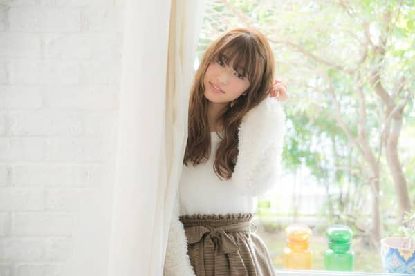 カーテンに包まる女性の画像