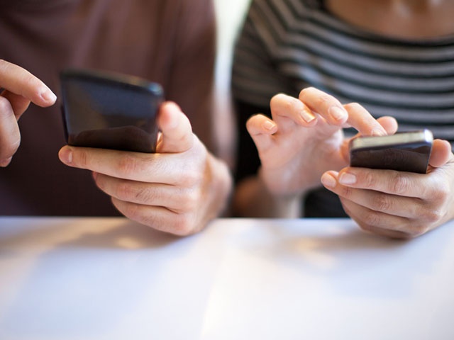 スマホをチェックする男女