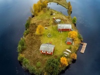ファンタジーな世界観がすごい！ドローン写真で見る「ラップランド」の小さな島の四季折々の風景