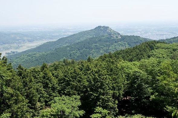 寅吉が天狗の下で修行したとされる、茨城県笠間市の愛宕山（Σ64さん撮影、Wikimedia Commonsより）