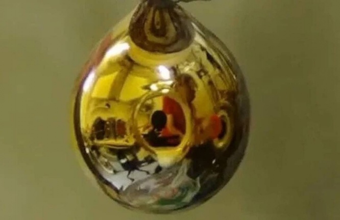 水から金色に輝く液体金属を生成することに成功