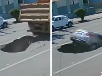 トラックが通過後、突如道路に出現した陥没穴。その穴に飲み込まれた母娘の車（ブラジル）