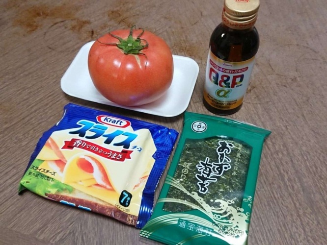 生トマトにチーズ、海苔、栄養ドリンク（「磁・場」（＠jiba_no_jiba）さんのツイートより）