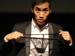 変態…ではない！？　パンティーでバッハの名曲を奏でる男
