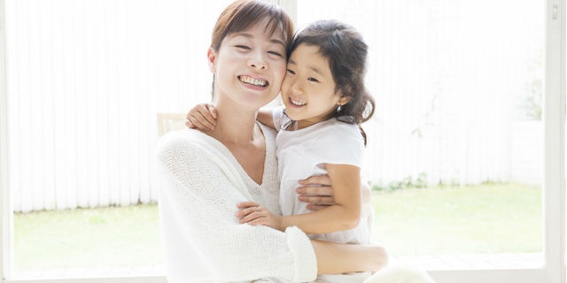 子供を抱きしめる母親