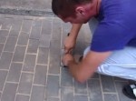 許せない。歩道の下に２日間生き埋めにされていた犬を住民が救う。
