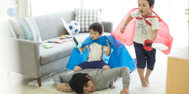 子どもと遊ぶ夫