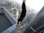 【タマヒュン必至】 超高層ビルの屋上で命懸けの逆立ちをする男…